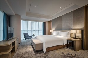 Down comforters, in-room safe, desk, blackout drapes - The Qube Hotel Shanghai Hongqiao (Shanghai)