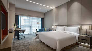 Edredons de pluma, cofres nos quartos, escrivaninha, cortinas blackout