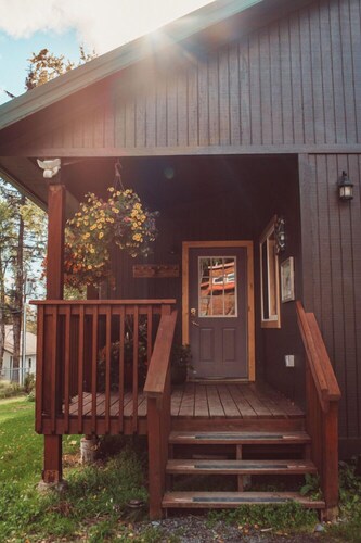 Charming Three Bedroom Home on a Quiet Street in Town: Pioneer Inn Guesthouse