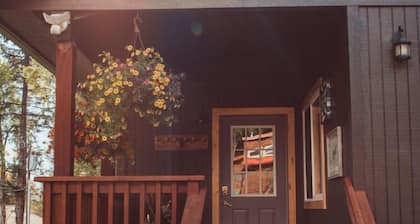 Charming Three Bedroom Home on a Quiet Street in Town: Pioneer Inn Guesthouse