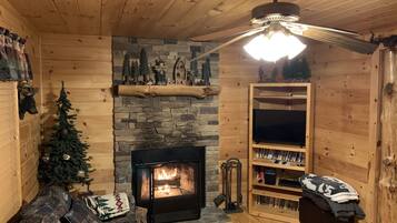 Smart TV, chimenea, reproductor de DVD y futbolito