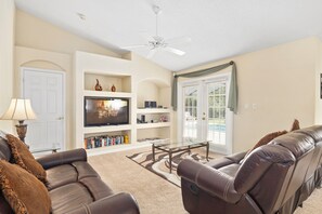 Smart TV, reproductor de DVD, futbolito y libros 