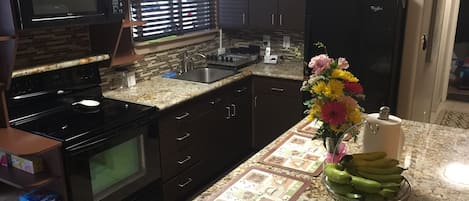 Réfrigérateur, four à micro-ondes, un four, surface de cuisson