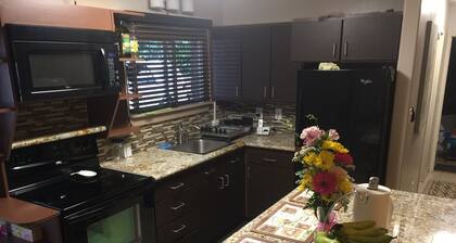 Charming 2bd / 1ba Downstairs Einheit mit AC