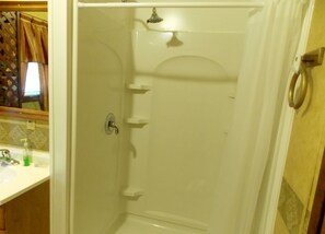 Haartrockner, Handtücher, Seife, Shampoo