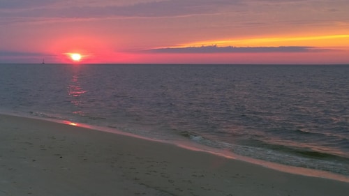 A short walk to the Dauphin beach, 20% Discount for a month stay ,pets welcome