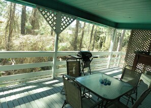 Outdoor dining - A short walk to the Dauphin beach, 20% Discount for a month stay ,pets welcome (Dauphin Island)