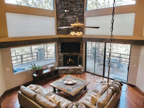 Fernseher, Kamin, DVD-Player