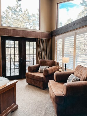 Fernseher, Kamin, DVD-Player