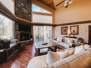 Fernseher, Kamin, DVD-Player