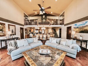 Smart TV, fireplace, DVD player - Timberloft Luxury Lodge, HOT TUB , GOLF COURSE views, secluded & private (Flagstaff)