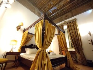 5 camere, una scrivania, ferro/asse da stiro, Wi-Fi gratuito