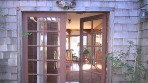 Una casa de madera con un amplio ventanal que da a un espacio interior.