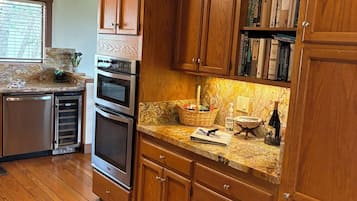 冰箱、微波炉、烤箱、炉灶