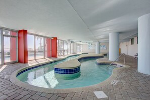 Innendørsbasseng og utendørsbasseng