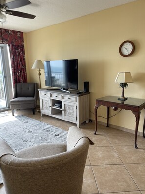 Smart TV, lettore DVD, libri