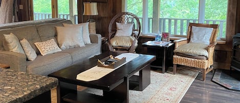 Smart-TV, Kamin, DVD-Player, Bücher