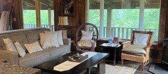 Kabine på bluff af Big Sioux-floden med farende farvand i Klondike-dæmningen nedenfor.