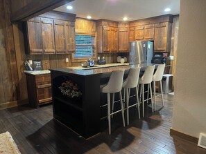 Een koelkast, een microgolfoven, een oven, een kookplaat