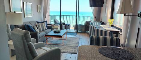 TV connectée, cheminée, lecteur de DVD, livres