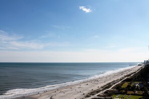 Plage, chaises longues, serviettes de plage