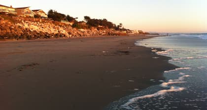 Havaijilaistyylinen Beach House ~ Ocean View ~ Steps to the Beach ~ Perheet tervetulleita