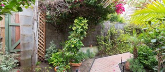 Adorable & Affordable! 1 BR! ~WiFi~ Walk to Beach & Shops