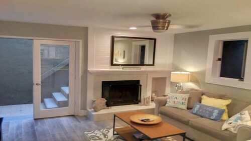 Adorable & Affordable! 1 BR! ~WiFi~ Walk to Beach & Shops