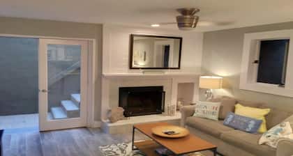 Adorable & Affordable! 1 BR! ~WiFi~ Walk to Beach & Shops
