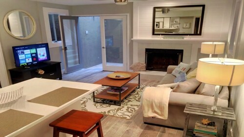 Adorable & Affordable! 1 BR! ~WiFi~ Walk to Beach & Shops