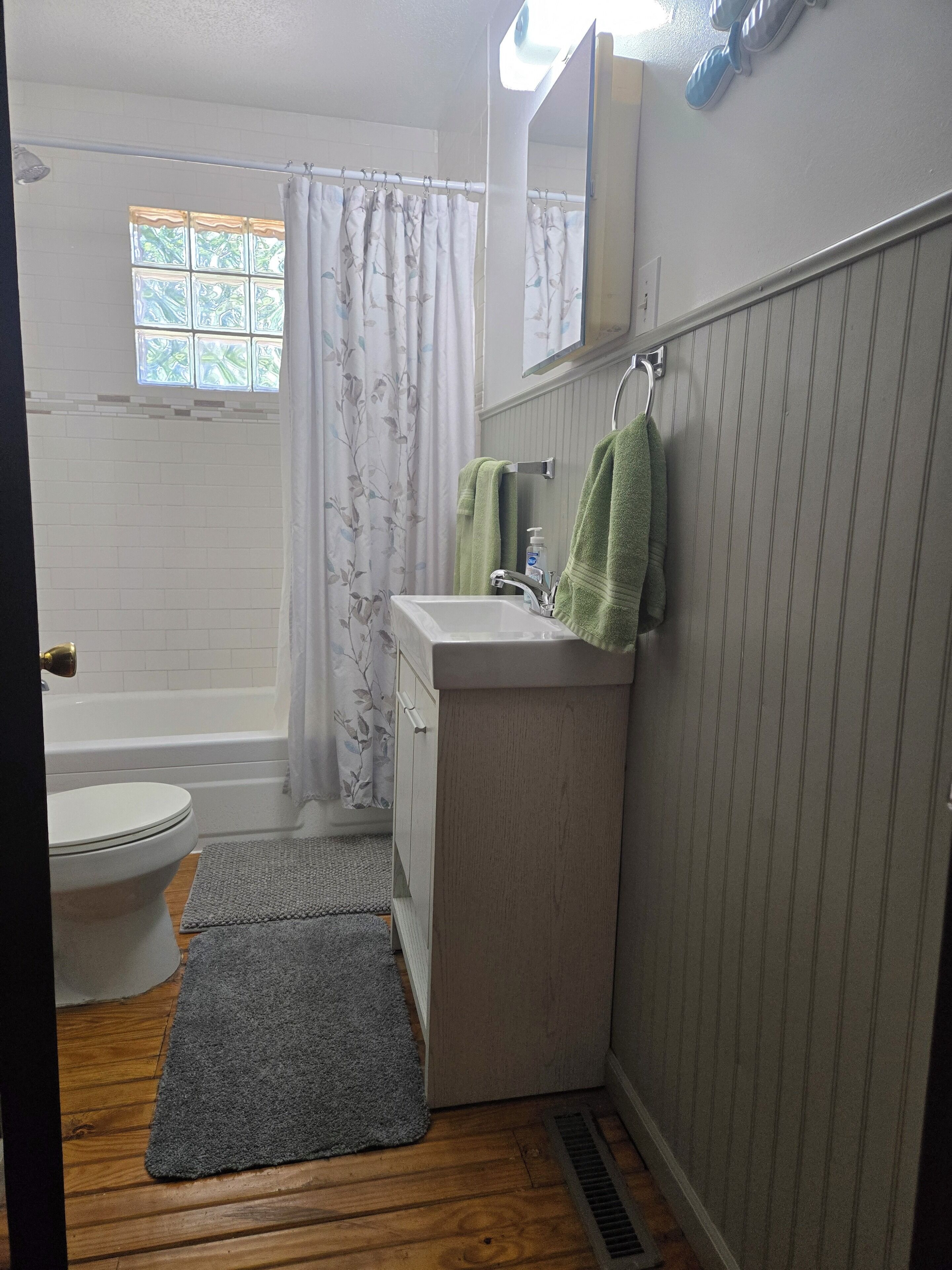 Combined shower/tub, hair dryer, towels, soap