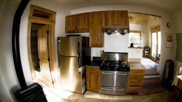Refrigerador, horno, parrilla de estufa y cafetera y tetera