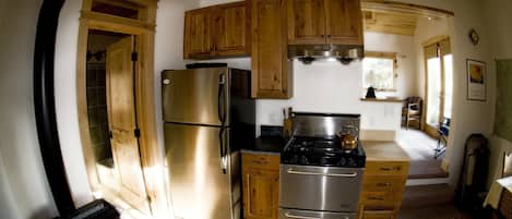 Refrigerador, horno, parrilla de estufa y cafetera y tetera