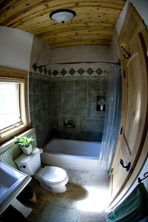 Ensemble douche/baignoire, articles de toilette écologiques