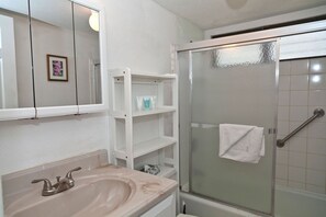 Secadora de cabello, toallas, jabón, papel de baño 