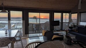 Smart TV, fireplace, Netflix, books - Panoramic Ocean View--3 Min Walk To Beach (Dillon Beach)