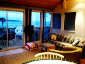 Smart TV, fireplace, Netflix, books - Panoramic Ocean View--3 Min Walk To Beach (Dillon Beach)