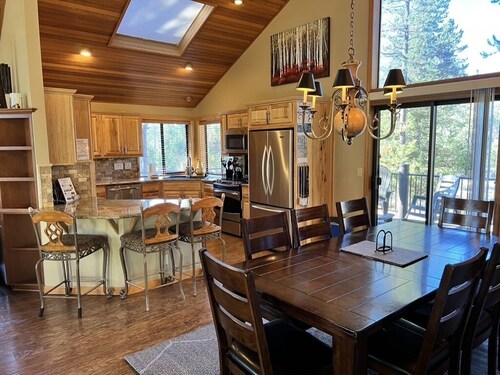 Large Great Room-3 Master Suites-Hot Tub-Backs up to the Forest-Pet Friendly