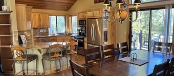 Large Great Room-3 Master Suites-Hot Tub-Backs up to the Forest-Pet Friendly