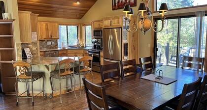 Large Great Room-3 Master Suites-Hot Tub-Backs up to the Forest-Pet Friendly