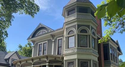 ⬆️ See our video: Walk to Pearl St - 2.5 blocks; Fireplace; Luxurious & Private.