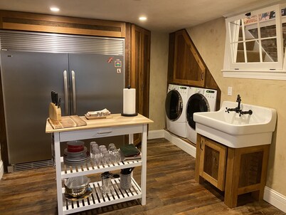 ⬆️ See our video: Walk to Pearl St - 2.5 blocks; Fireplace; Luxurious & Private.