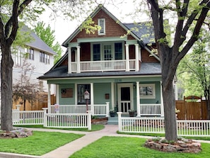 A two-story house with a front porch, a balcony on the upper floor, and a mailbox. - ⬆️ See our video: Walk to Pearl St - 2.5 blocks; Fireplace; Luxurious & Private. (Boulder)