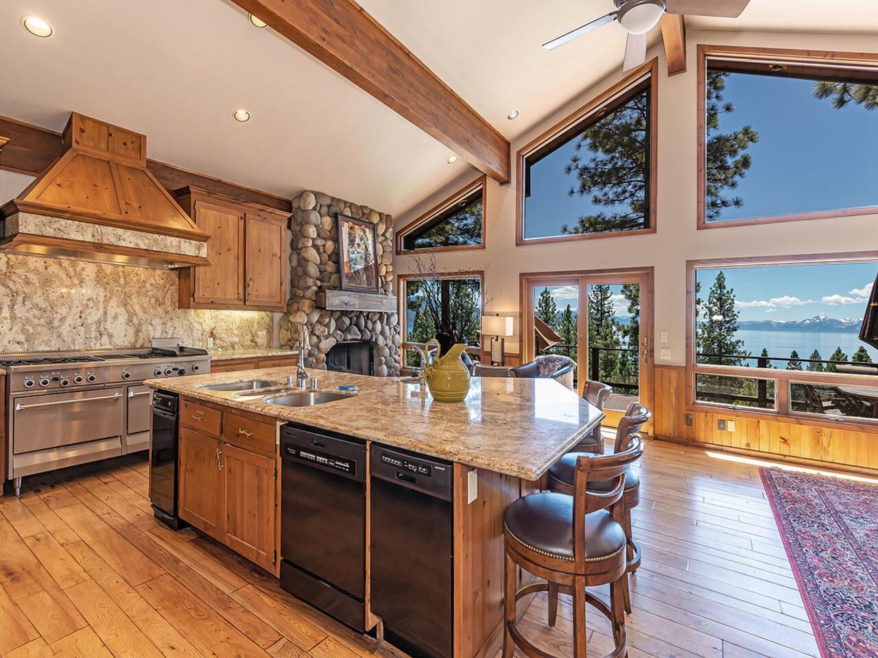 Panoramic VIEWS, NEW KITCHEN, Theater, Bocce Ball, Pool Table, Hot Tub