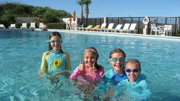 Una piscina al aire libre, una piscina climatizada