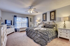 5 bedrooms, in-room safe, iron/ironing board, travel crib - South facing pool,spa, communal pool, interior games room, Wifi, monitored alarm (Kissimmee)