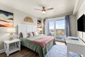 3 makuuhuonetta, työpöytä, silitysrauta/-lauta, vauvan matkasänky