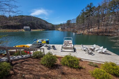 120 FT LAKEFRONT, 3 new DECK levels, HOT TUB, TRAMPOLINE, H2O TOYS, RENT PONTOON