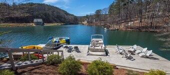 120 FT LAKEFRONT, 3 new DECK levels, HOT TUB, TRAMPOLINE, H2O TOYS, RENT PONTOON
