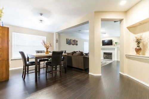 Pet Friendly Spacious 3BR Home with King Bed